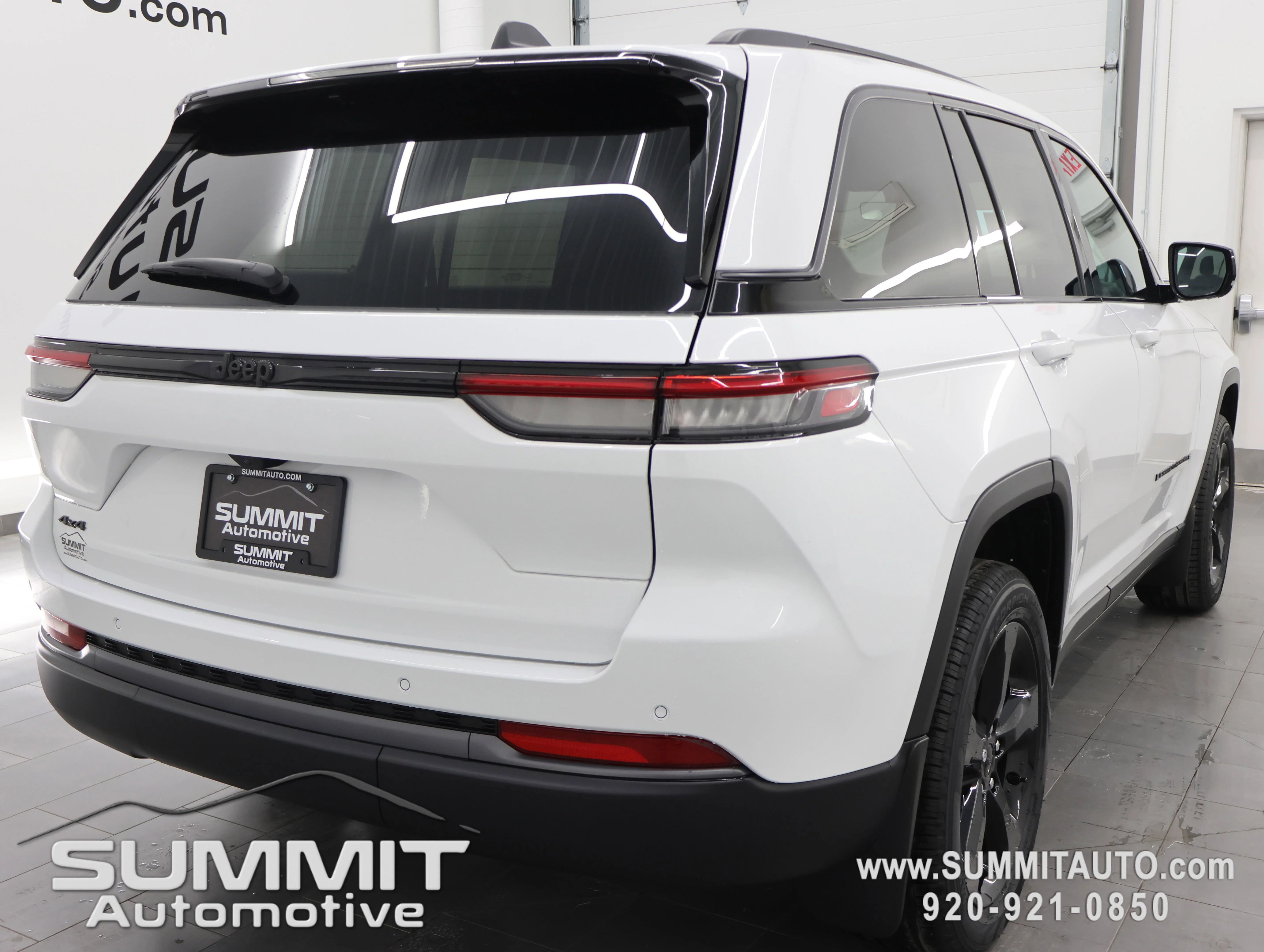 New 2026 Bright White Clear-Coat Exterior Paint Jeep Limited image 5