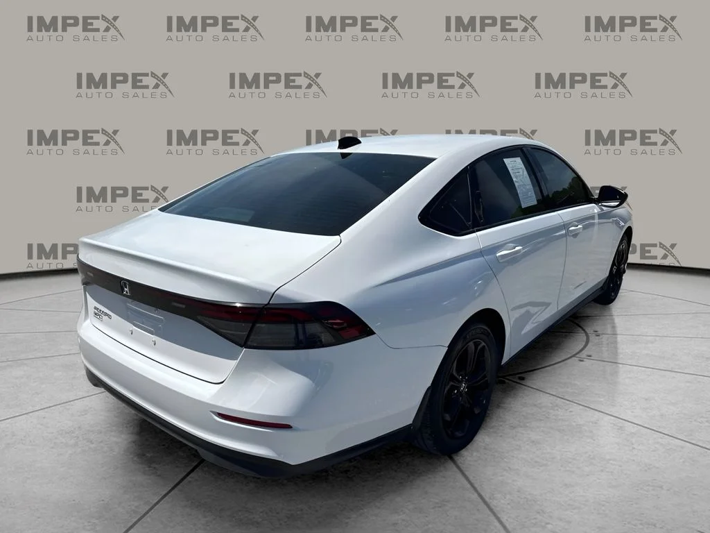 Used 2025 White Honda SE image 5