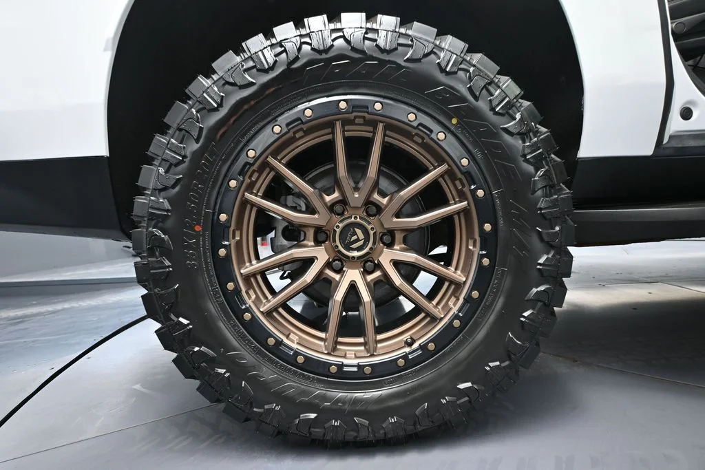 Used 2021 White Chevrolet High Country image 17