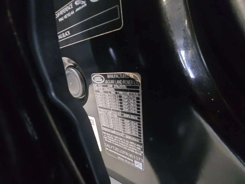 Used 2023 Black Land Rover R-Dynamic S MHEV image 31