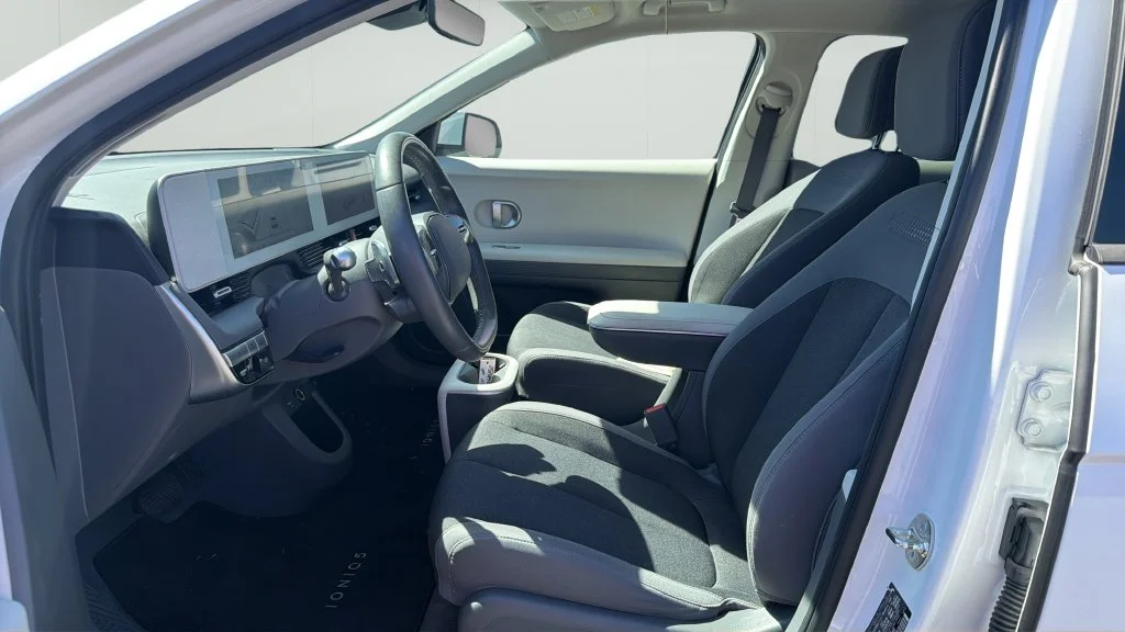 Used 2024 White Hyundai SEL image 9