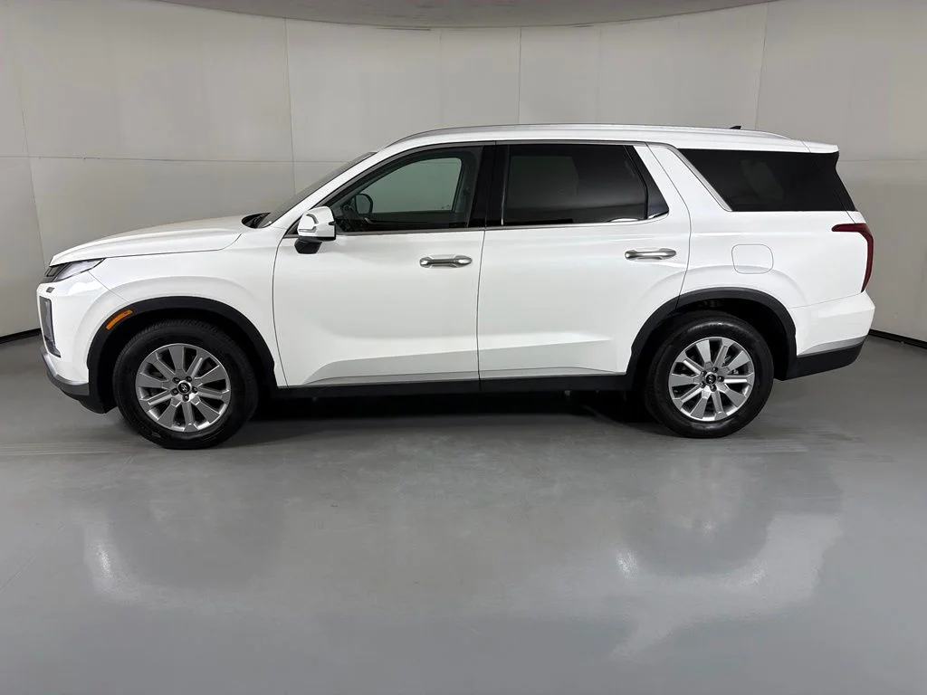 Used 2025 White Hyundai SEL image 5
