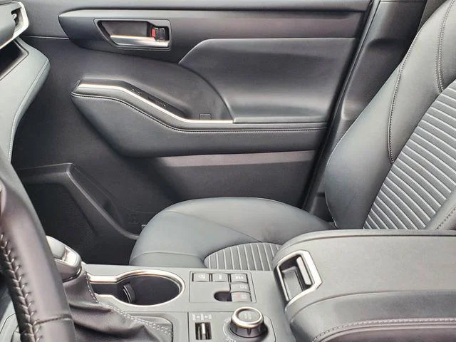 Certified Used 2025  Toyota XSE image 39