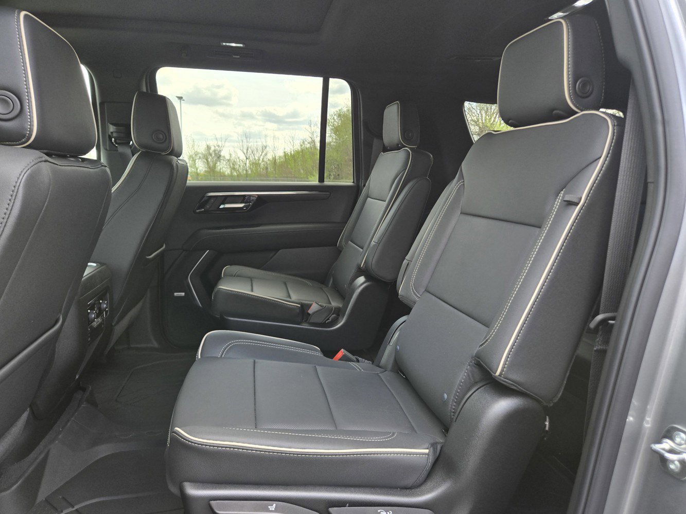 2026 Chevrolet Suburban Premier - Photo 18