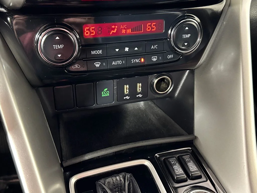 Used 2024 Silver Mitsubishi SE image 24