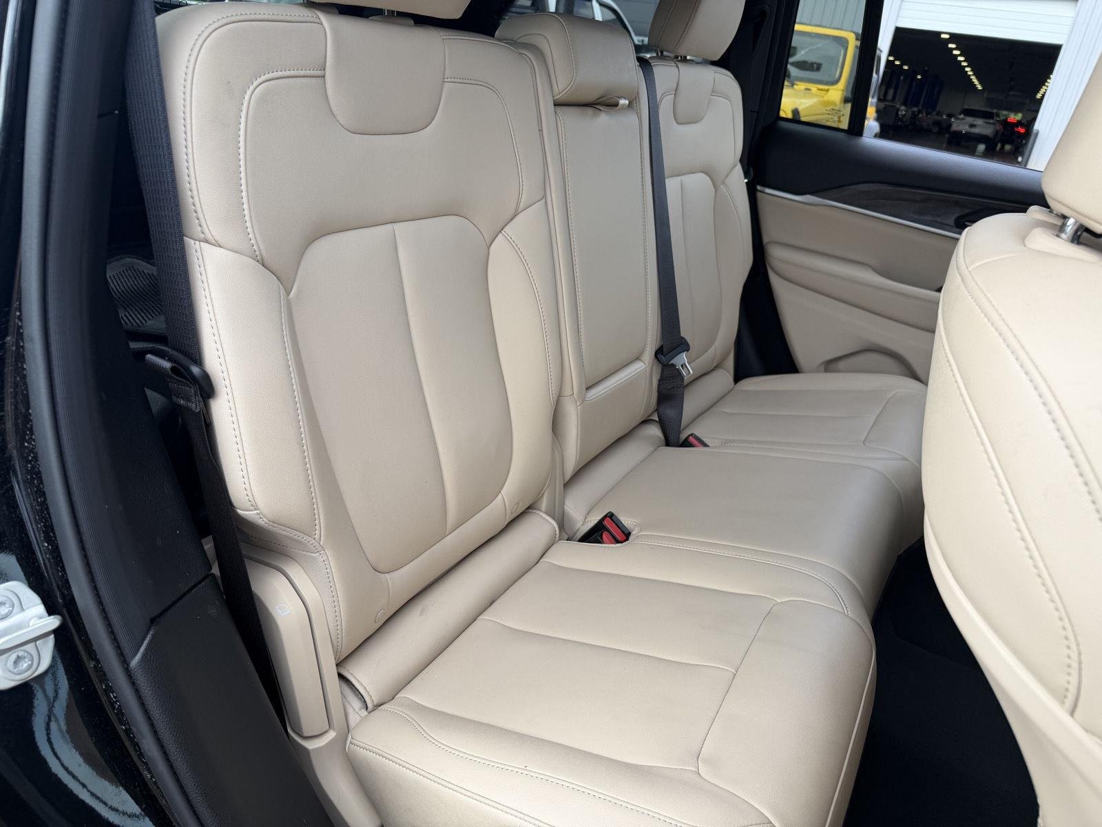 Used 2023 Diamond Black Crystal Pearlcoat Jeep Limited image 20