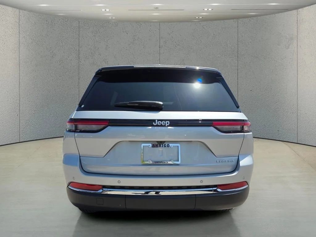 New 2026 Silver Zynith Exterior Paint Jeep Laredo image 5