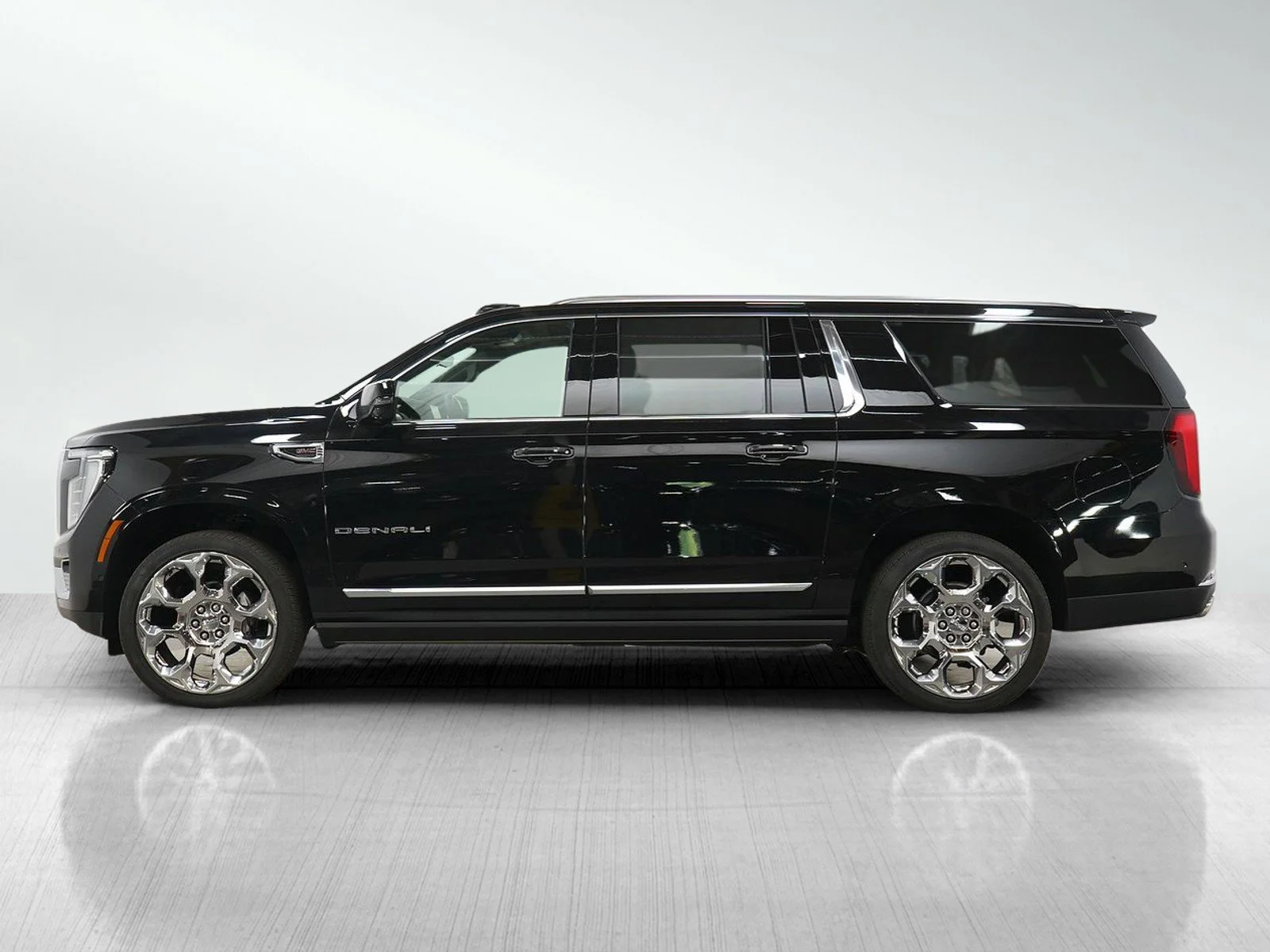 Used 2025 GMC Yukon XL Denali with VIN 1GKS2JRL1SR144939 for sale in Bloomington, Minnesota