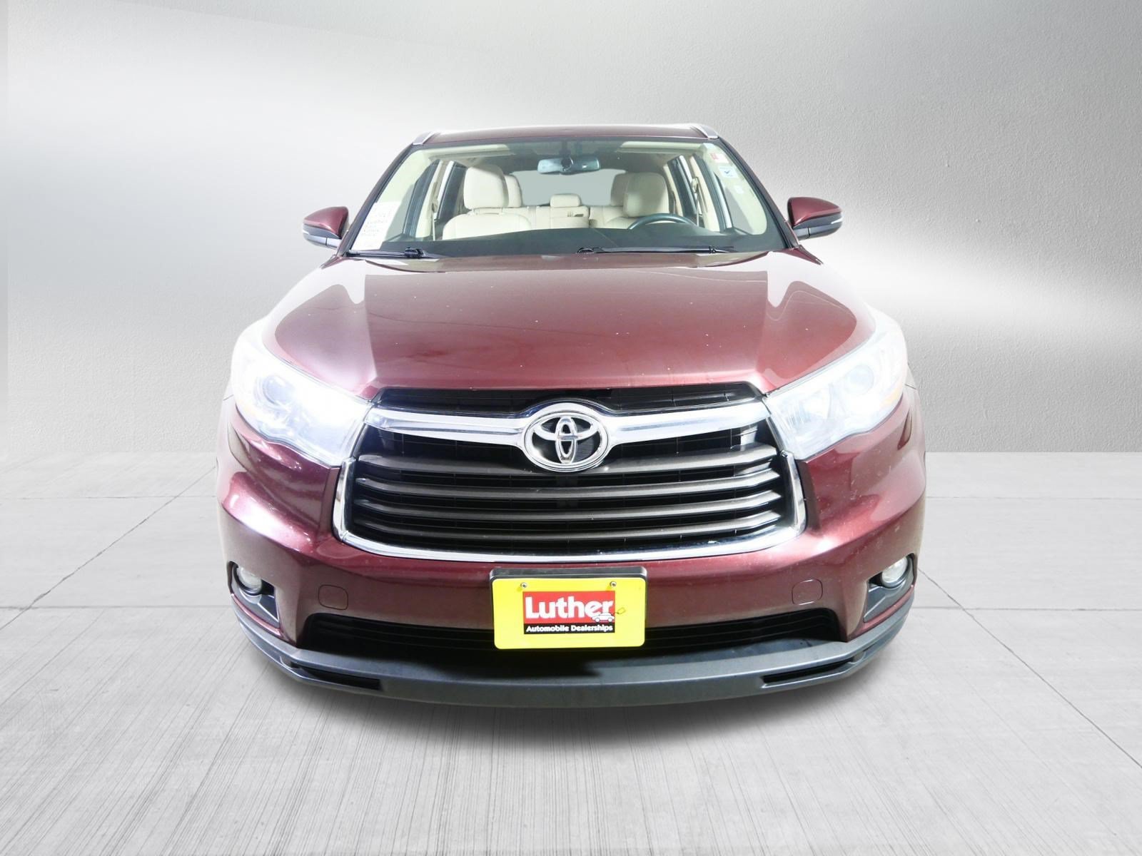 Used 2016 Toyota Highlander XLE with VIN 5TDJKRFH6GS258322 for sale in Brooklyn Center, MN