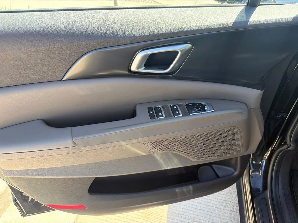 Used 2026 Black Kia LXS image 7