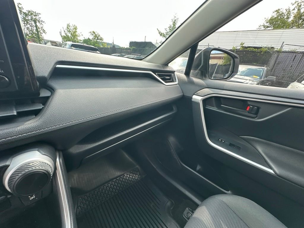 Used 2019 White Toyota LE image 19