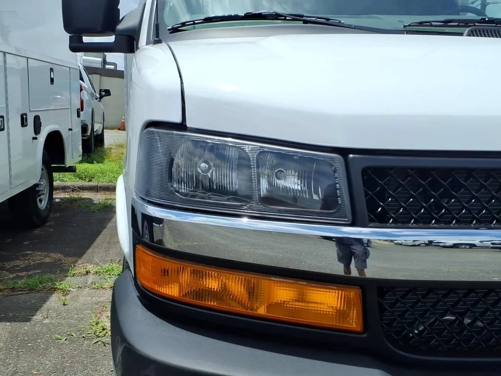 New 2025 Summit White Chevrolet 1WT image 17
