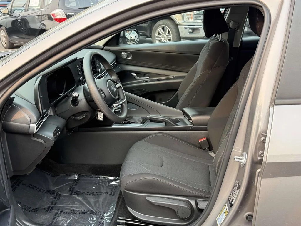 Used 2023  Hyundai SE image 13