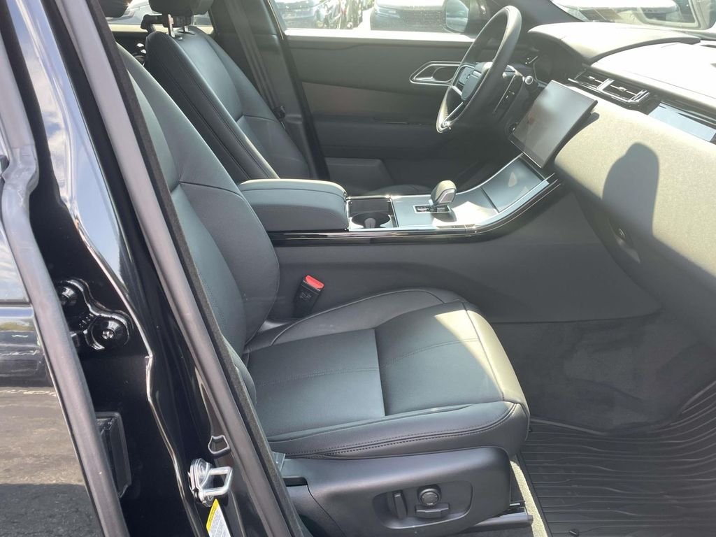 New 2026 Santorini Black Land Rover Dynamic SE image 16