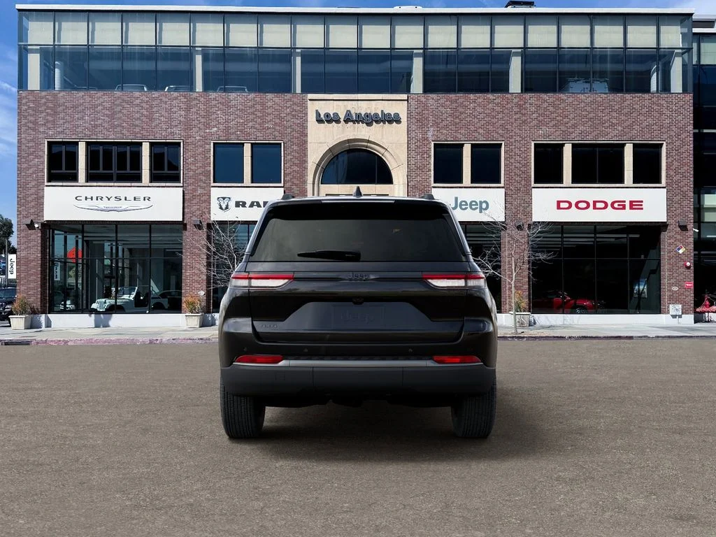 New 2026 Diamond Black Crystal Pearl-Coat Exterior Paint Jeep Altitude image 7