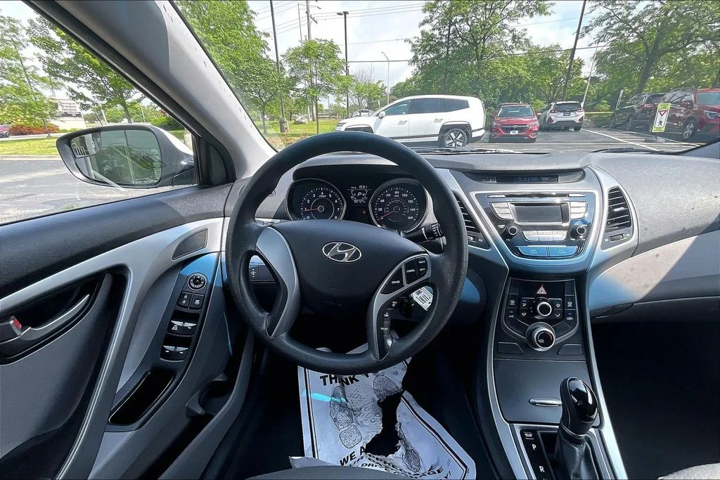 Used 2015 White Hyundai SE image 5