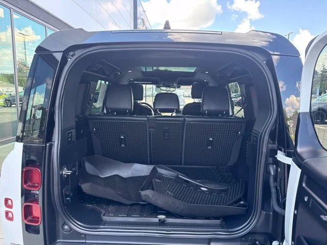 Used 2022 White Land Rover X-Dynamic SE image 5