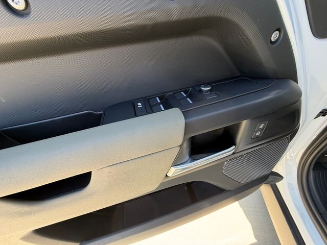 Used 2020 White Land Rover S image 11