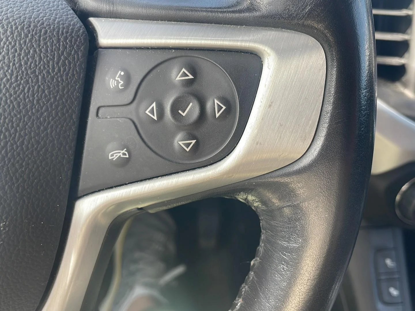Used 2018 Ebony Twilight Metallic GMC SLE image 2