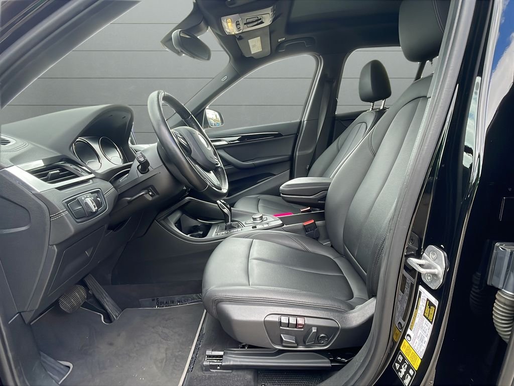 Used 2022 Black BMW xDrive28i image 11