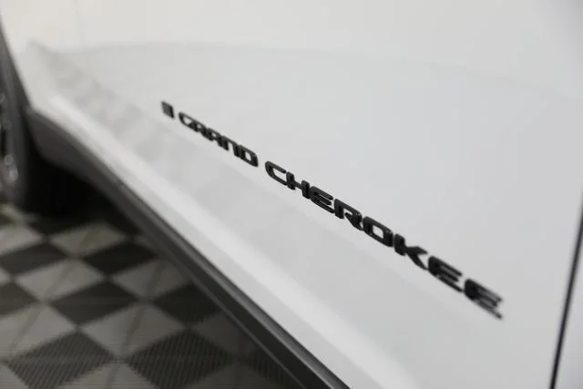 New 2026 Bright White Clear-Coat Exterior Paint Jeep Limited image 24