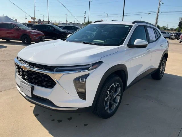 Used 2025 White Chevrolet LT image 37
