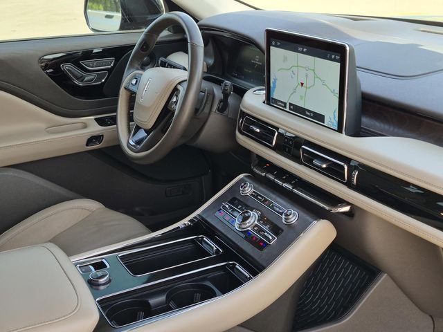 Used 2020 Black Metallic Lincoln Grand Touring image 12