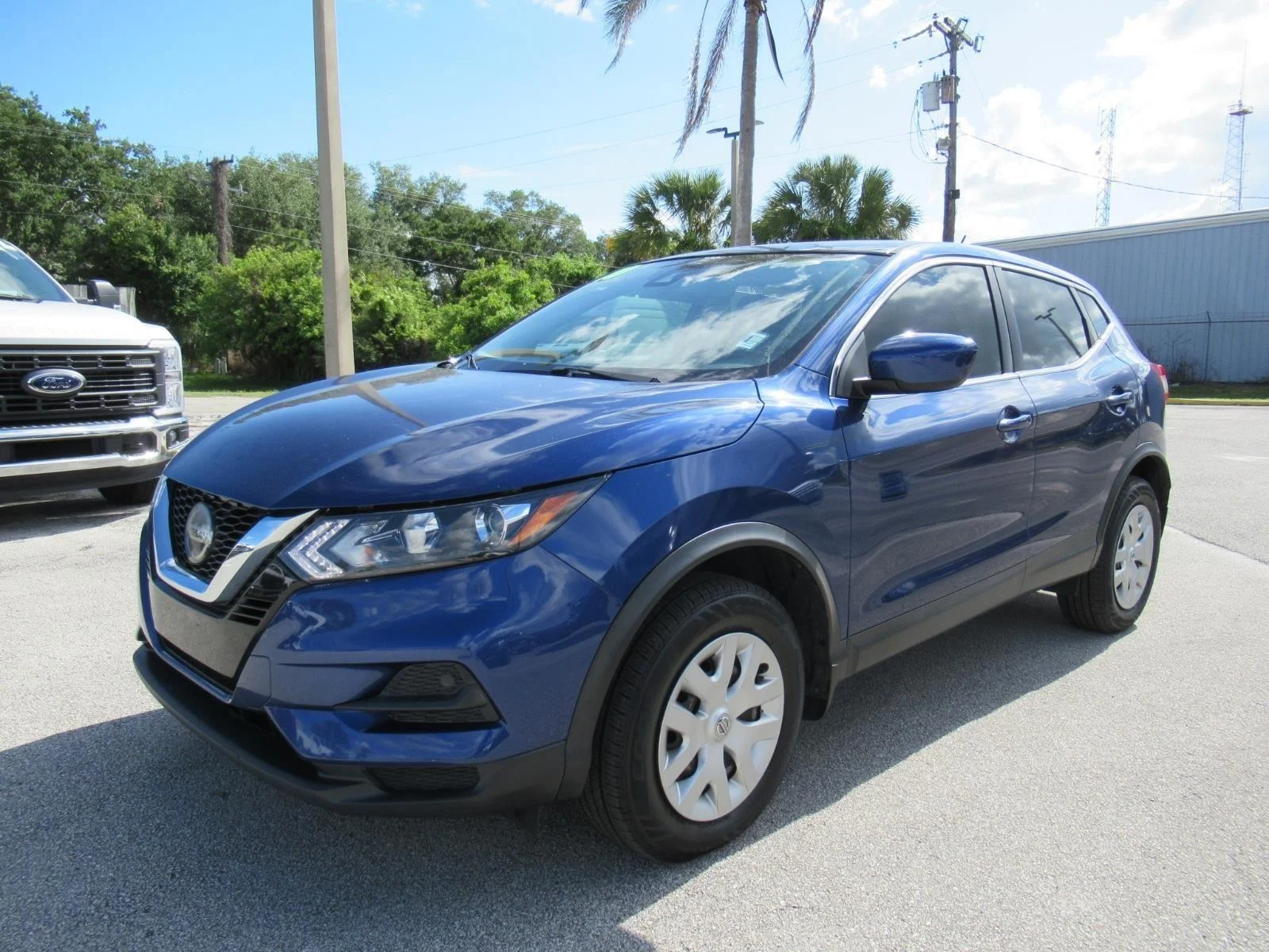 Used 2020 Caspian Blue Nissan S image 3