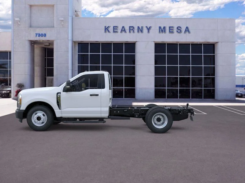 2025 Ford F-350 Super Duty Chassis Cab XL - Photo 3