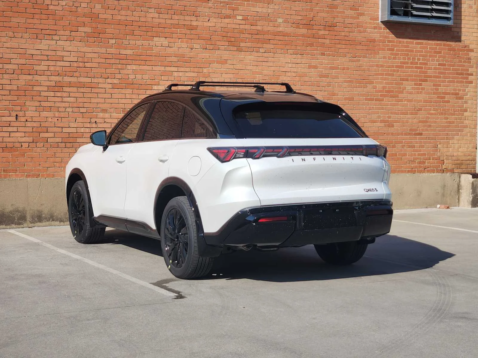 New 2027 2T RAD WHT INFINITI Sport AWD image 4