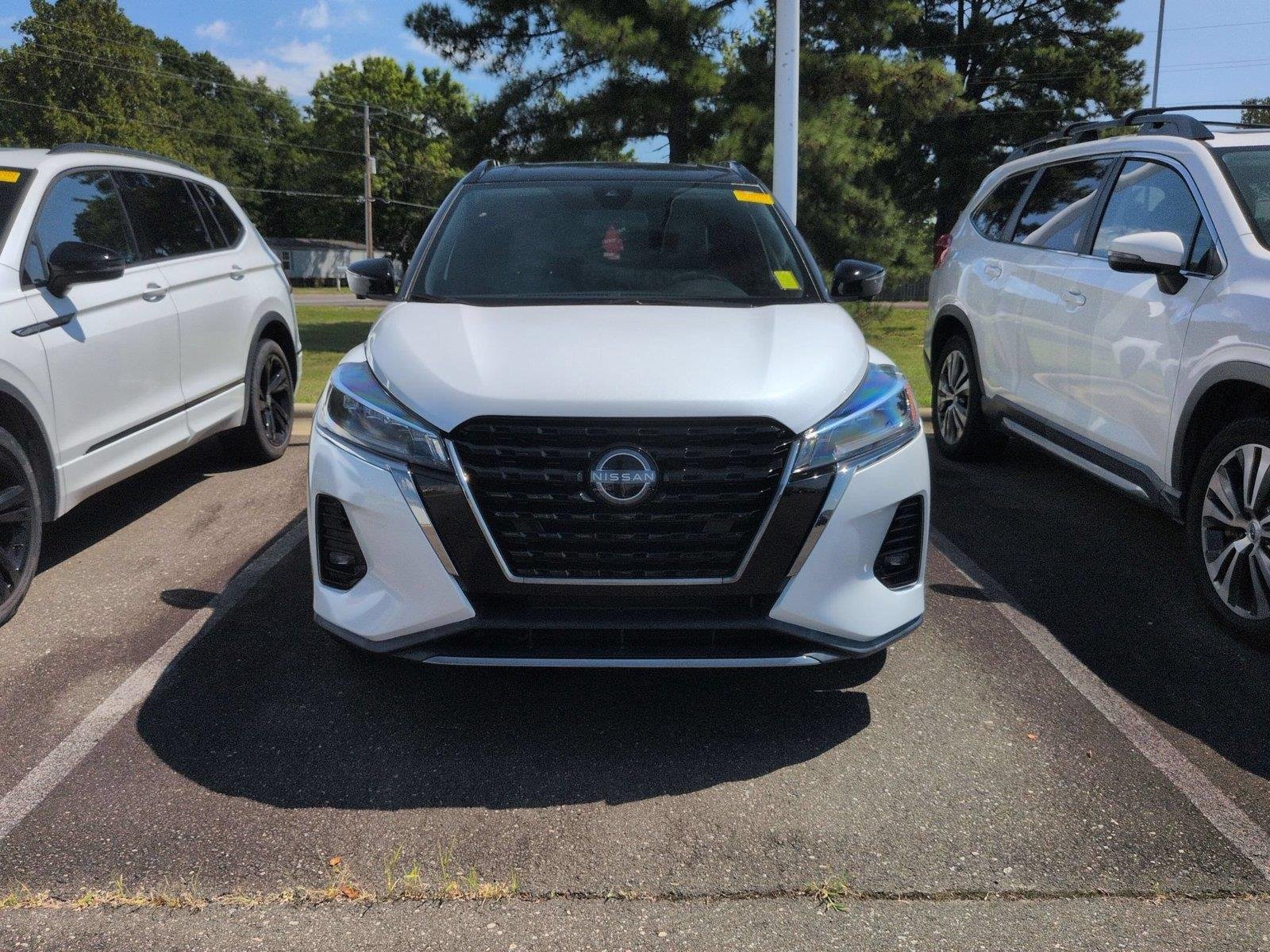 Used 2022 Aspen White Tricoat/Super Black Nissan SR image 3