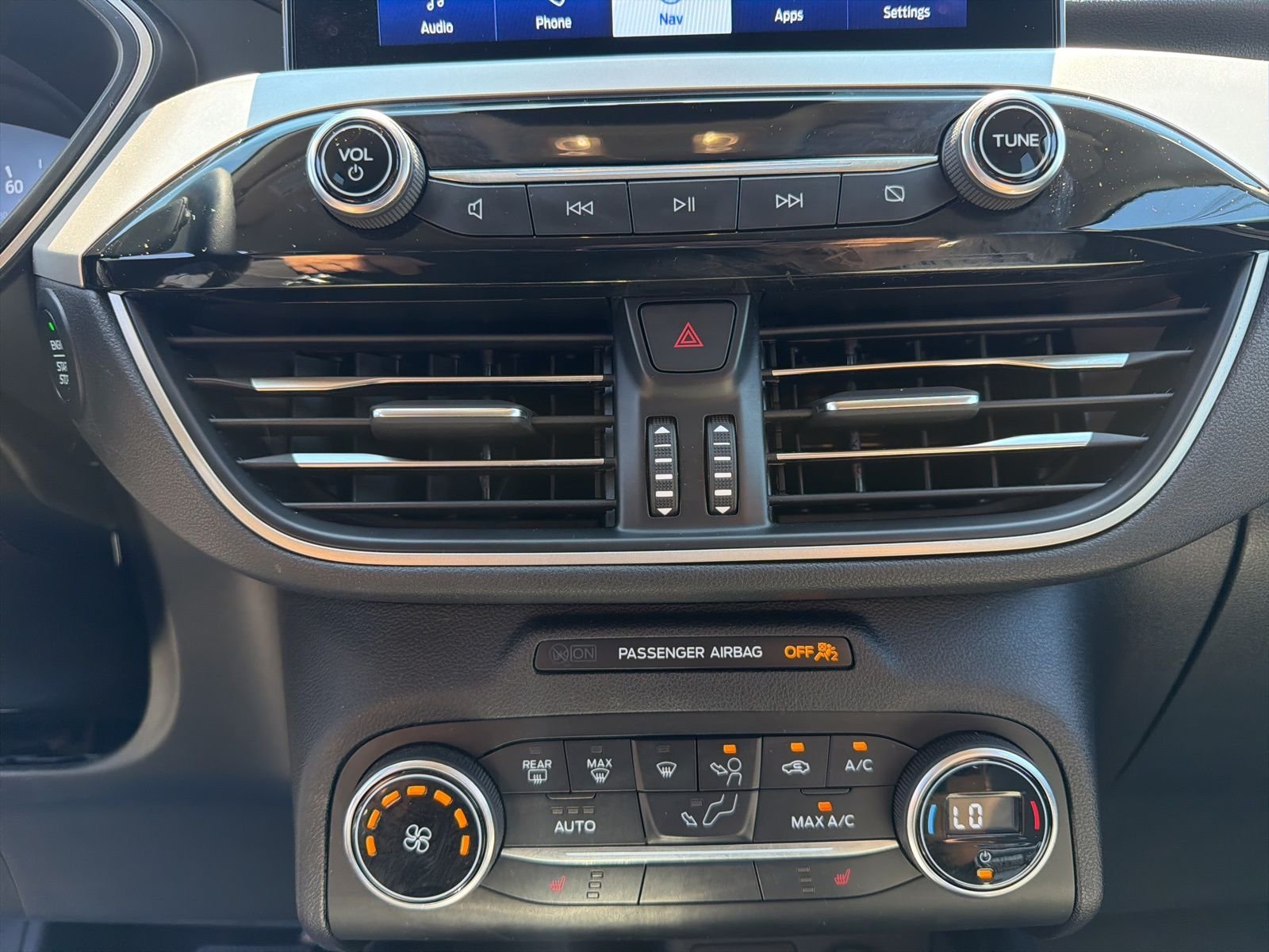 Used 2020 Green Ford SE image 25