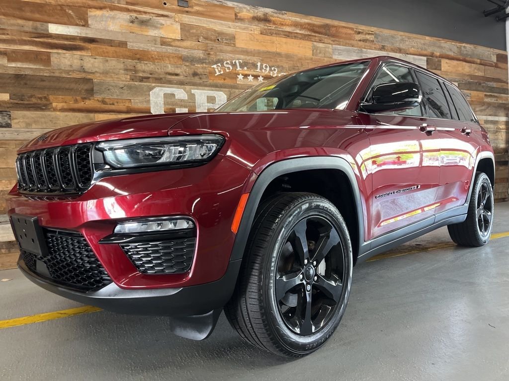 Used 2023 Velvet Jeep Limited image 15