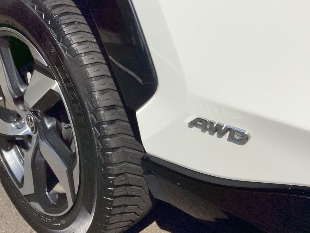 Used 2022 White Toyota SE image 18