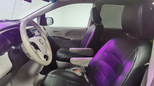 2014 Toyota Sienna L - Photo 10