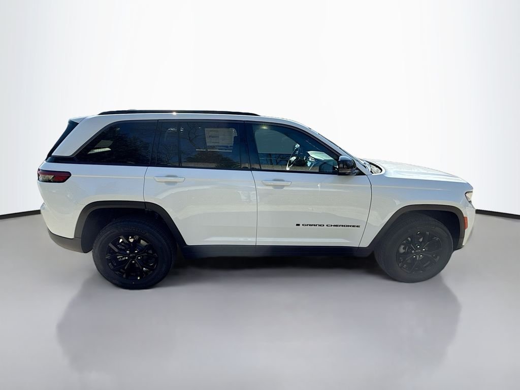 New 2026 Bright White Clear-Coat Exterior Paint Jeep Laredo Altitude image 3