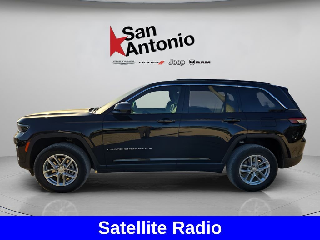 New 2025 Diamond Black Crystal Pearl-Coat Exterior Paint Jeep Laredo X image 5