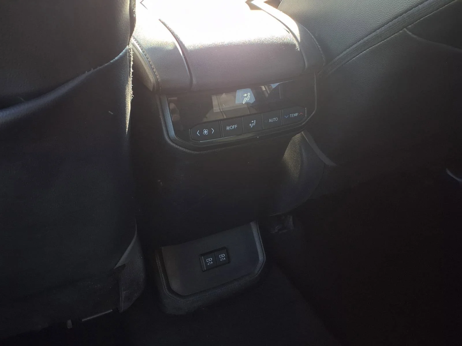 2021 Toyota Highlander XLE - Photo 25