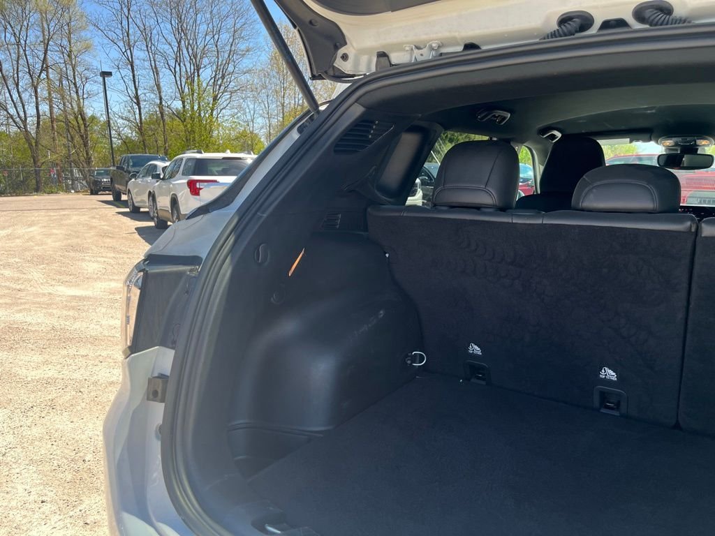 Used 2024 Bright White Clearcoat Jeep Latitude image 12