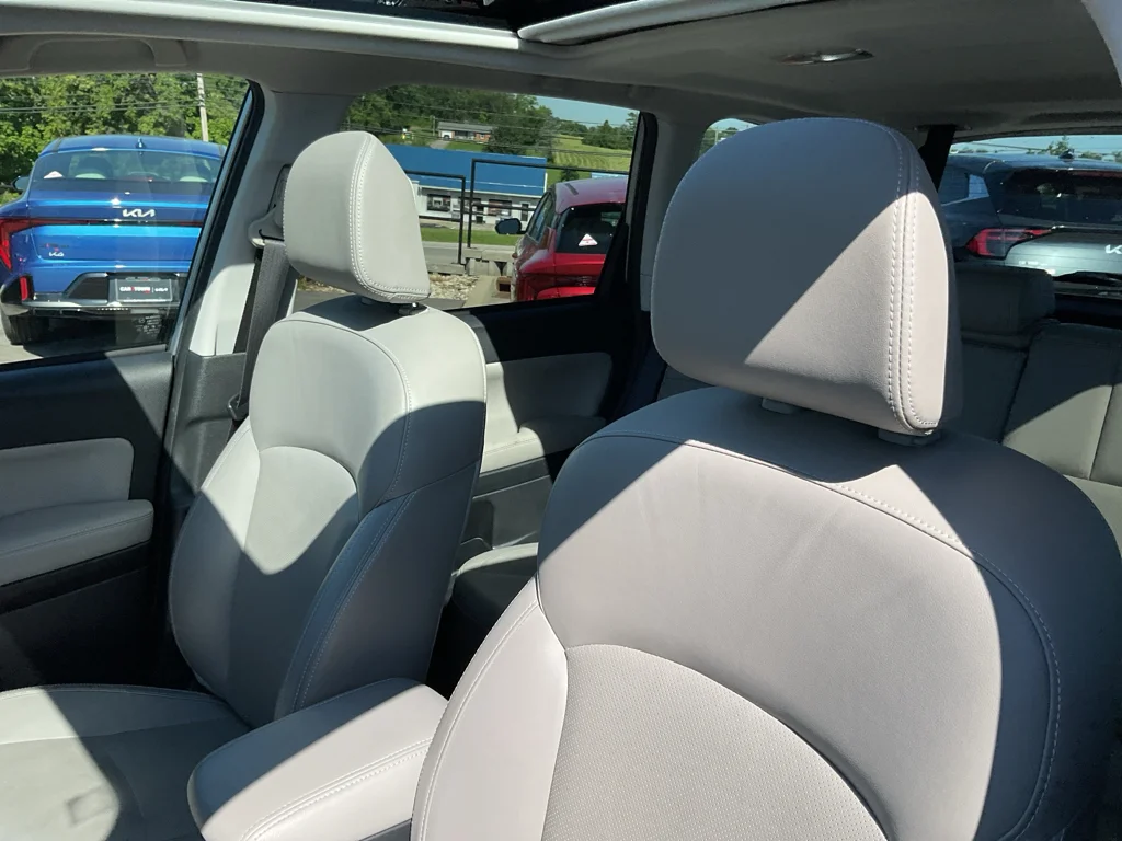 Used 2018 Ice Silver Metallic Subaru Limited image 20