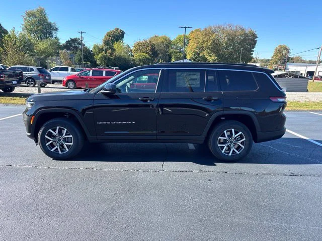 New 2027 High-Gloss Black Paint Jeep Laredo X image 4