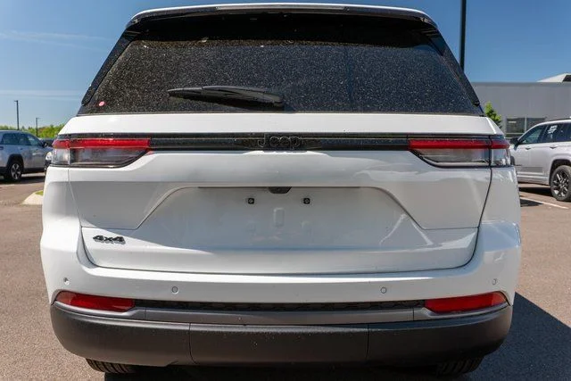 New 2026 Bright White Clear-Coat Exterior Paint Jeep Altitude image 6