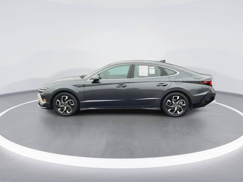 Used 2025 Gray Hyundai SEL image 5