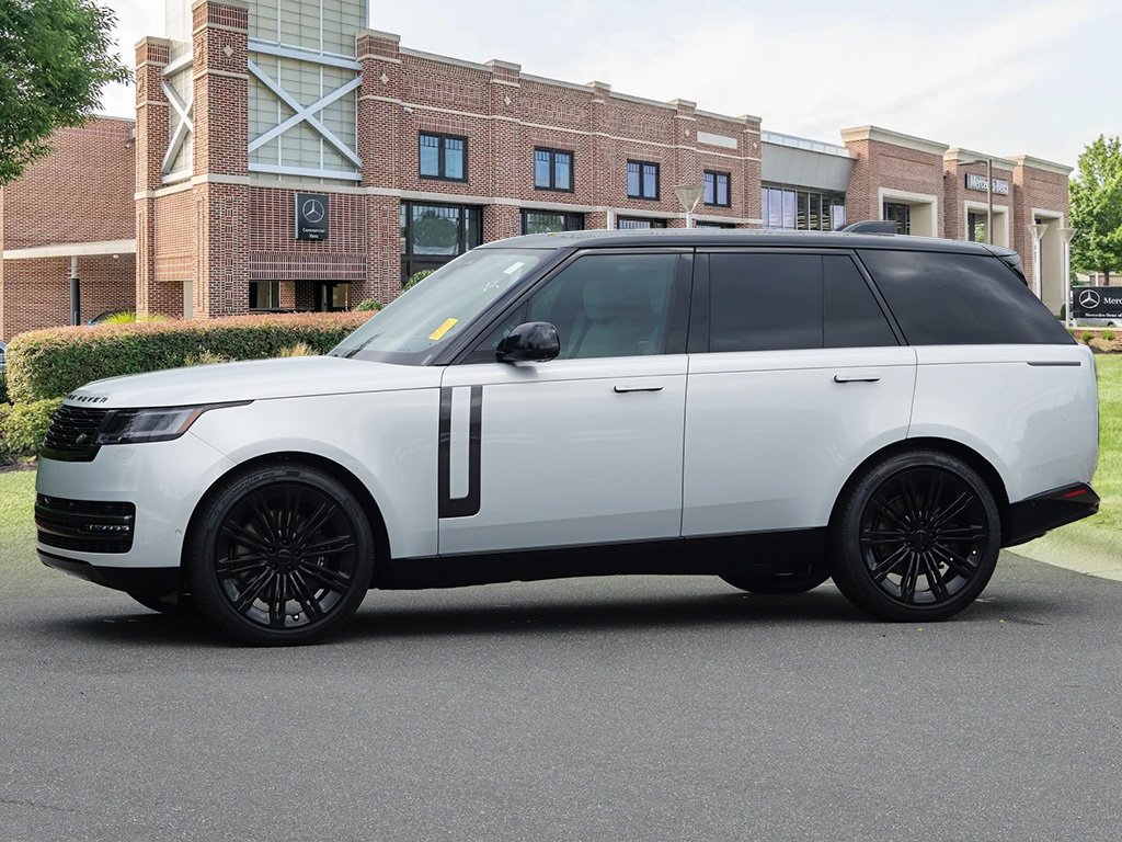 Used 2026 Fuji White Land Rover SE image 1
