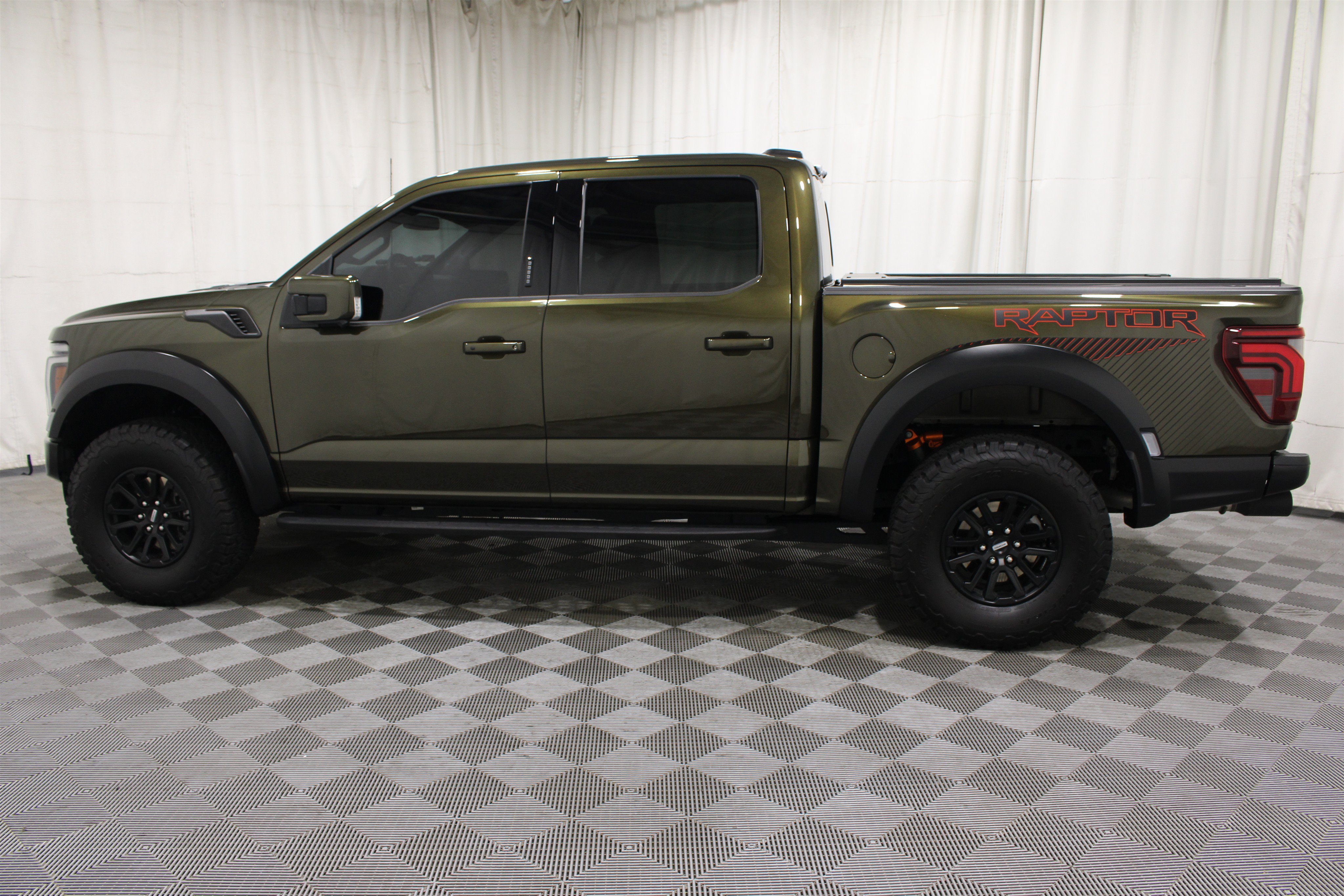 Used 2024 Shelter Green Ford Raptor image 38