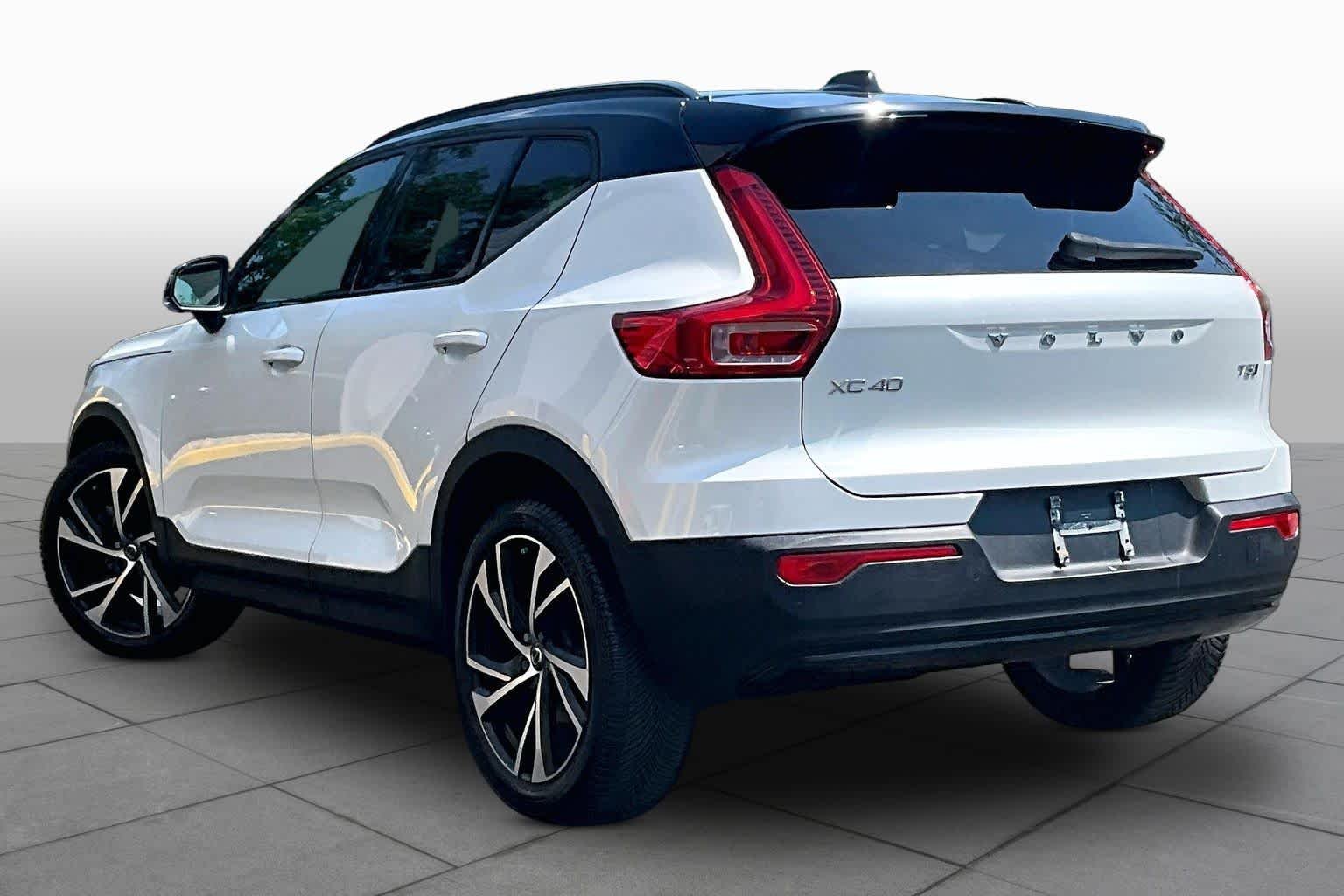 Used 2022 Crystal White Metallic Volvo R-Design image 12