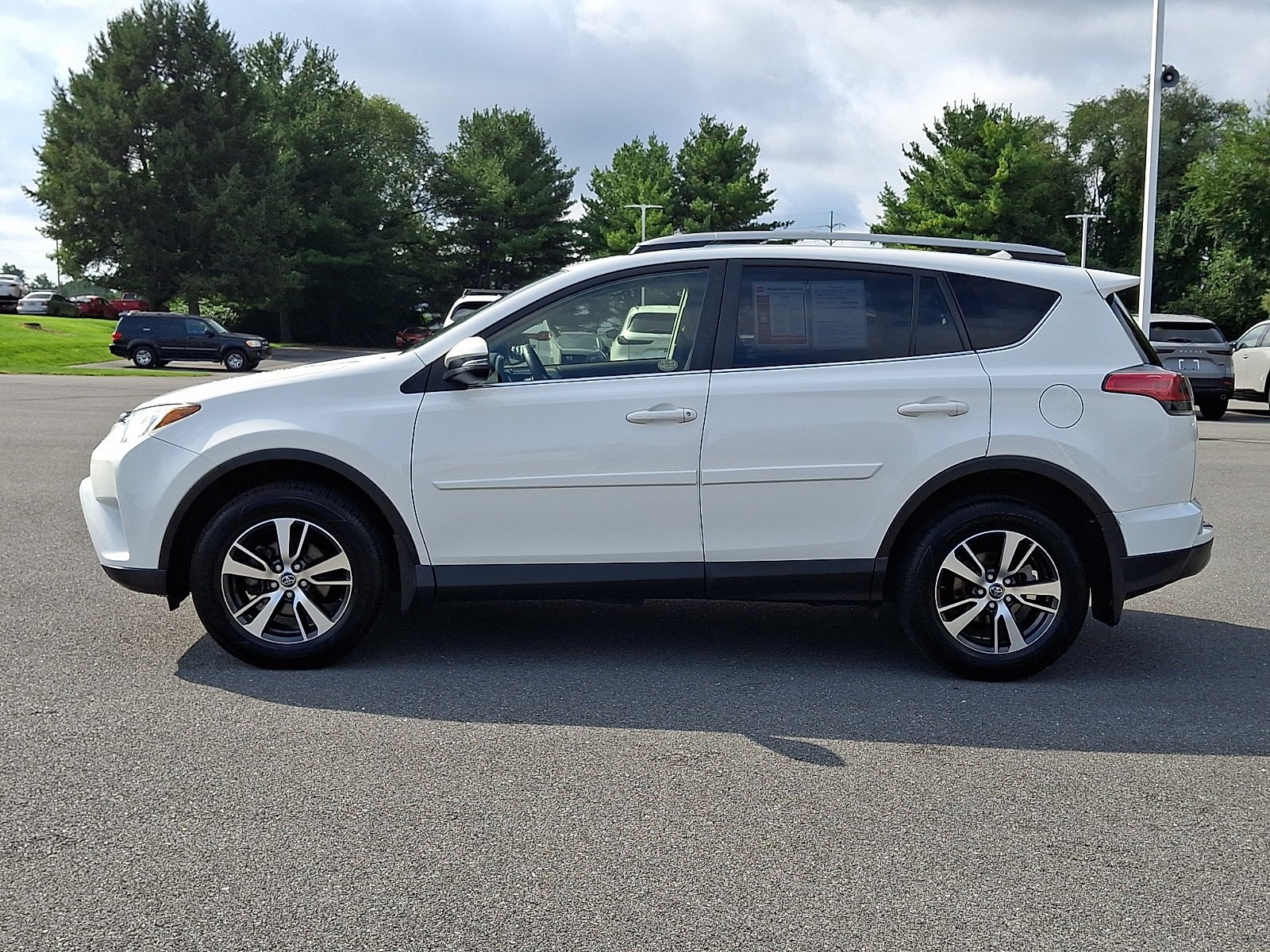 Used 2018 Super White Toyota XLE image 4
