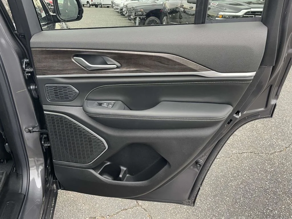New 2026 Baltic Gray Metallic Clear-Coat Exterior Paint Jeep Limited Reserve image 18