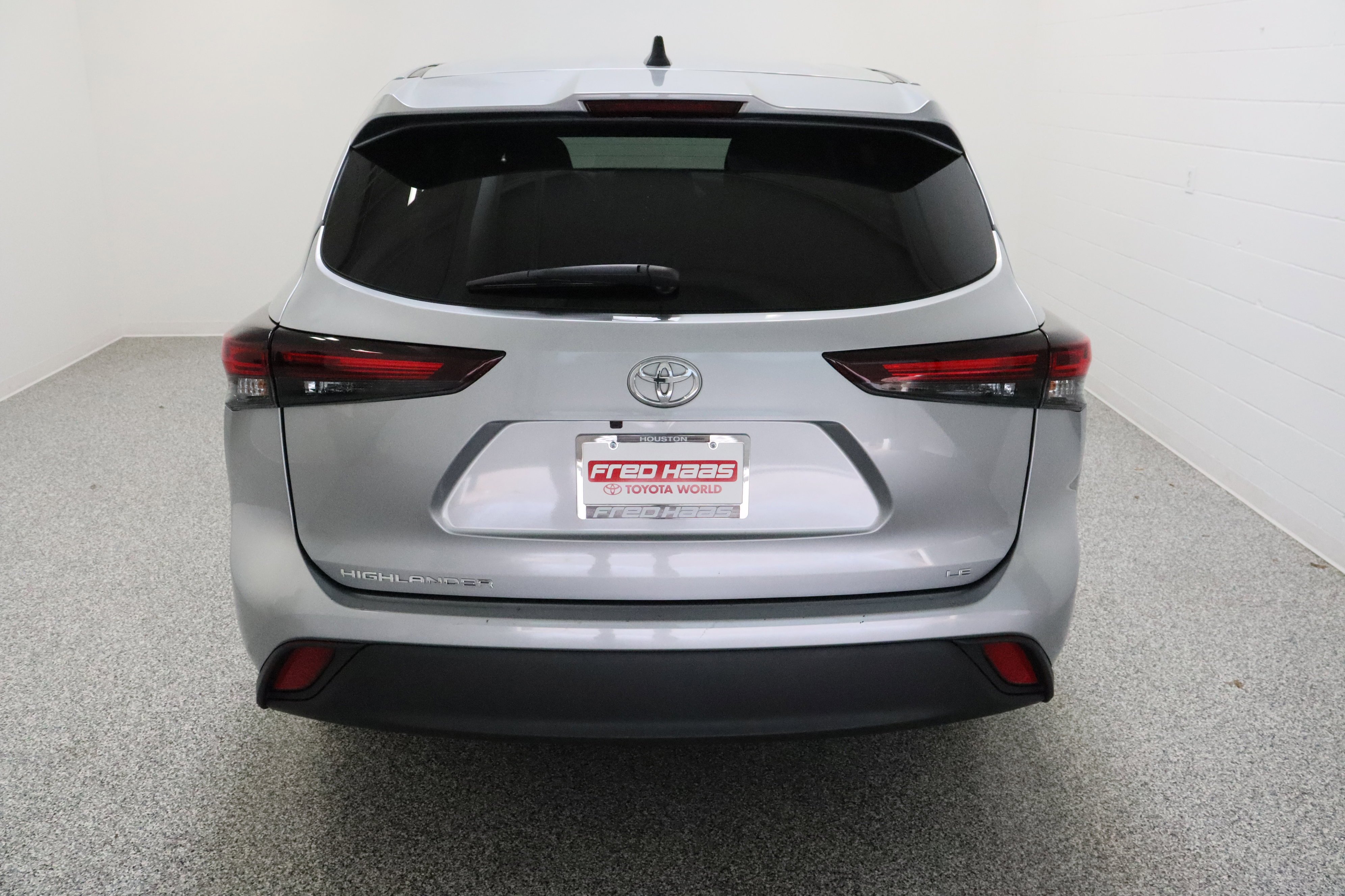 2025 Toyota Highlander LE - Photo 8