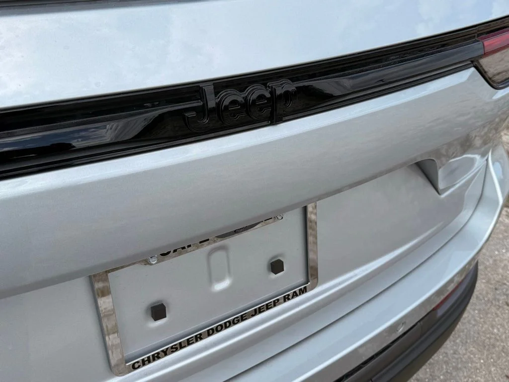 New 2026 Silver Zynith Exterior Paint Jeep Limited image 32